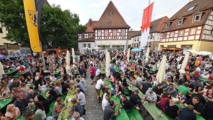 Das Altstadtfest in Herzogenaurach ist abgesagt. Voll besetzte Biertische wird es auch im Jahr 2021 in der Herzogenauracher Innenstadt nicht geben.