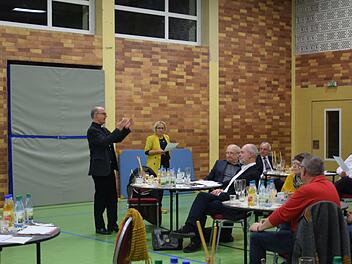 Bischof Franz Jung stellt sich den Fragen der Mitarbeiterinnen und Mitarbeiter der Pfarreiengemeischaften im pastoralen Raum Bad Brückenau.