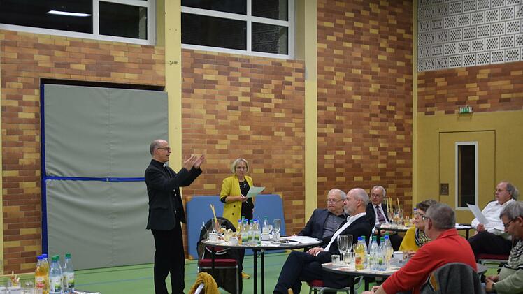 Bischof Franz Jung stellt sich den Fragen der Mitarbeiterinnen und Mitarbeiter der Pfarreiengemeischaften im pastoralen Raum Bad Brückenau.