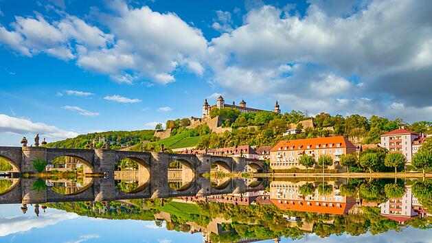 Festung Marienberg in Würzburg mit Spiegelung. Deutschland