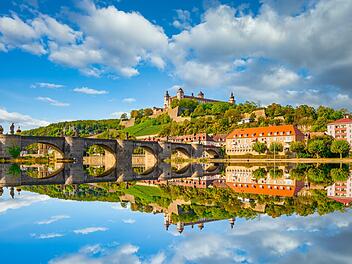 Festung Marienberg in Würzburg mit Spiegelung. Deutschland