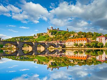 Festung Marienberg in W&uuml;rzburg mit Spiegelung. Deutschland