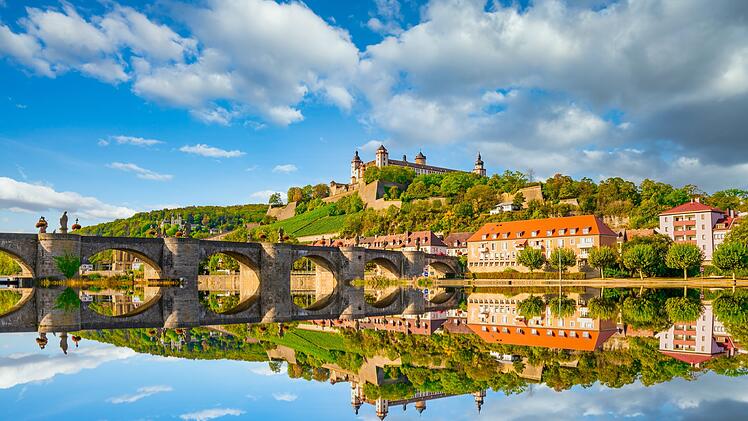 Festung Marienberg in W&uuml;rzburg mit Spiegelung. Deutschland