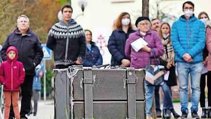 Platzierung des DenkOrt Deportationen-Koffers auf dem Alten Rathausplatz am 27. Oktober 2021.