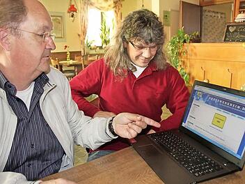 Anton Then (links) und Matthias Sotier sind stolz auf die Großwenkheim-Homepage, die immer beliebter wird. Foto: Heike Beudert