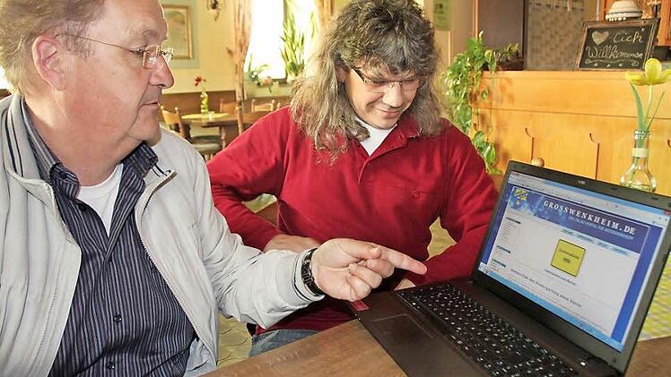 Anton Then (links) und Matthias Sotier sind stolz auf die Großwenkheim-Homepage, die immer beliebter wird. Foto: Heike Beudert
