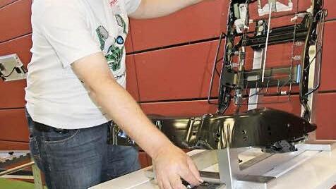 Thomas Köhler ist bei Brose zuständig für die Ausbildung von Mechatronikern. Er zeigt einen elektrisch verstellbaren Autositz.