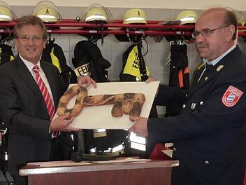 Die Schlüsselübergabe erfolgte durch Bürgermeister Rainer Detsch an den Kommandanten Michael Eisentraudt.