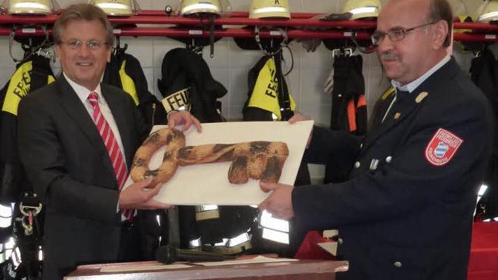 Die Schlüsselübergabe erfolgte durch Bürgermeister Rainer Detsch an den Kommandanten Michael Eisentraudt.