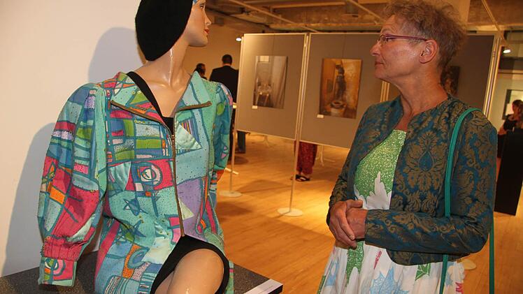 Edina Thern zeigt selbstgefertigte Kunst-Kleidung mit Siebdruck, Malerei und aufwändiger Bestickung