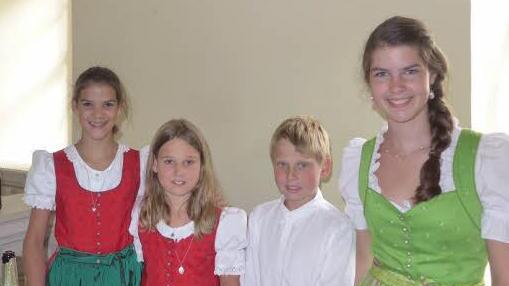 Die Jüngsten der Familie von Beust bieten in der Konzertpause auf Schloss Obertheres den Besuchern Getränke an. Alexandra Tapper, Valeria und Carlo von Beust und Francisca Tapper (von links) leben im Schloss, und auf die Frage, wie das sei, erklärt die 15-jährige Francisca: "Es ist zumindest witzig, sagen zu können, dass man im Schloss lebt, das ein Kloster war".