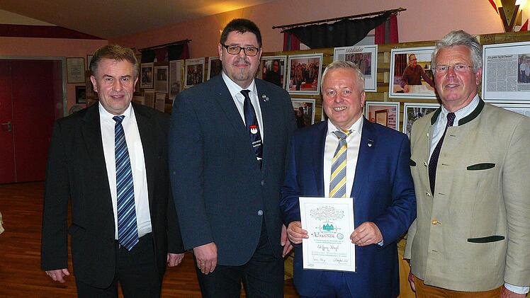 Kreisvorsitzender Hansjürgen Grampp (2. v. l.) ehrte Wolfgang Krügel in Anerkennung seiner außerordentlichen Verdienste.