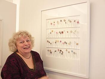 Cornelia Waldhier vor einem Kunstwerk ihrer Freundin Elfriede Meyer, die lange in Thurnau gelebt hat. Foto: Katharina Müller-Sanke