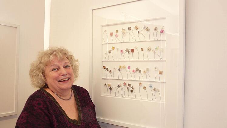 Cornelia Waldhier vor einem Kunstwerk ihrer Freundin Elfriede Meyer, die lange in Thurnau gelebt hat. Foto: Katharina Müller-Sanke