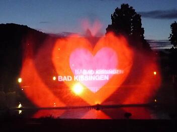 Nach der Sanierung können Filme, Videos und Bilder auf der Fontäne des Rosengarten-Springbrunnens gezeigt werden.  Fotos: Stadt Bad Kissingen