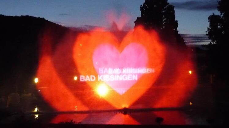 Nach der Sanierung können Filme, Videos und Bilder auf der Fontäne des Rosengarten-Springbrunnens gezeigt werden.  Fotos: Stadt Bad Kissingen