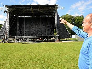 Die Bühne für das Open-Air-Konzert im Luitpoldpark steht bereits. Uwe Mätzig leitet den Aufbau. Foto: Peter Rauch