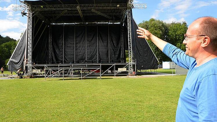 Die Bühne für das Open-Air-Konzert im Luitpoldpark steht bereits. Uwe Mätzig leitet den Aufbau. Foto: Peter Rauch