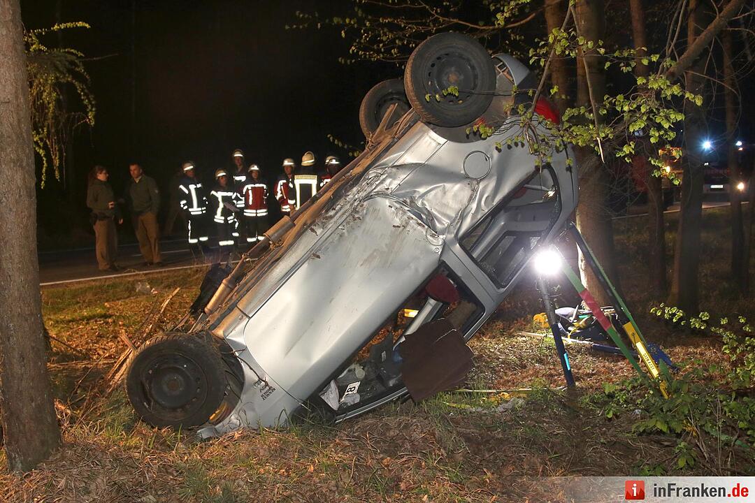 Auto kommt von B303 ab und landet zwischen Bäumen