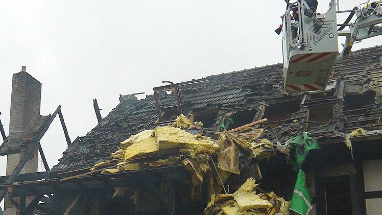 Aufräumarbeiten nach dem Brand in Oettingshausen. Foto: Berthold Köhler