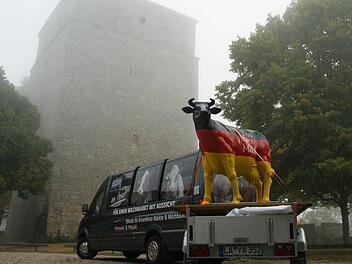 Milchkuh Faironika setzt sich hoch oben auf der Giechburg f&uuml;r einen faire Milchwirtschaft ein.  Joseph Beck