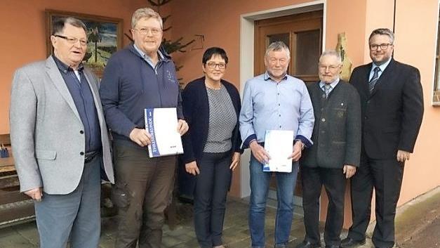 Der VdK-Ortsverband Untersteinach-Guttenberg zeichnete treue Mitglieder aus. Unser Bild zeigt (von links) Kassier Georg Vie&szlig;mann, Gerd Geyer (25 Jahre Schriftf&uuml;hrer), Betreuerin Karin Amst&auml;tter, Rainer P&ouml;hlmann (zehn Jahre Mitglied), Vorsitzenden Egon Buchholtz und stellvertretenden Kreisvorsitzenden Marc Benker. Foto: Werner Oetter