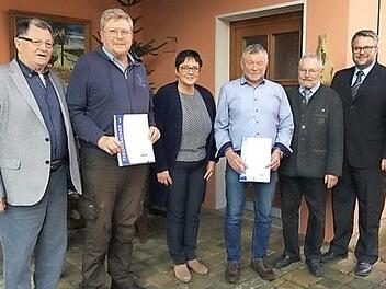 Der VdK-Ortsverband Untersteinach-Guttenberg zeichnete treue Mitglieder aus. Unser Bild zeigt (von links) Kassier Georg Vießmann, Gerd Geyer (25 Jahre Schriftführer), Betreuerin Karin Amstätter, Rainer Pöhlmann (zehn Jahre Mitglied), Vorsitzenden Egon Buchholtz und stellvertretenden Kreisvorsitzenden Marc Benker. Foto: Werner Oetter