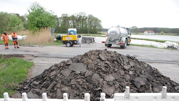Mit einem an einem Bagger befestigte Rüttelplatte wird derzeit das Bankett der Staatsstraße zwischen Höchstadt und Herzogenaurach  verdichtet. Der Abbruch der alten Fahrbahn hat bisher nur in Teilen begonnen. Am 10. Mai soll auf dem Abschnitt der Strecke die Fahrbahn erneuert und die Sperrung aufgehoben sein. Foto: Christian Bauriedel