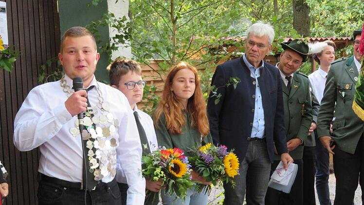 "Vor zwei Jahren 2. Ritter, vor einem  Jahr 1. Ritter und heuer König - des passt" , strahlt Jugendkönig Tobias Werner (ganz links mit Königskette).