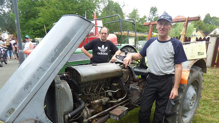 Hans Gräbner (vorne) aus Gelbsreuth bei Wonsees kam mit seinem  Ferguson mit Bajahr 1952 zum zweitem Mal zum Treffen nach Waischenfeld.  "Weil es recht schön hier ist", wie er sagt.