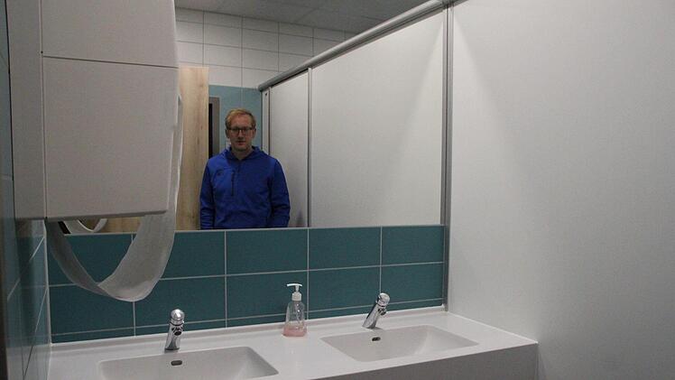 So sauber waren die Schultoiletten wohl noch nie - hier bei den Jungs. Foto: Ulrike Müller