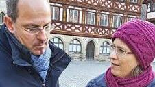 Benedikt Bisping und Annette Prechtel diskutieren vor dem Rathaus.  Foto: PR