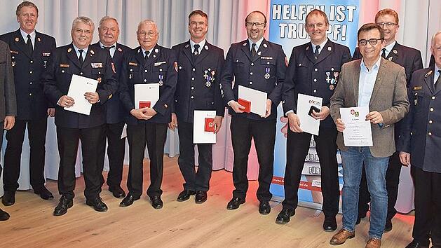 Ausgezeichnet wurden im Beisein von (von links) Landrat Klaus L&ouml;ffler und Kreisbrandinspektor Harald Schnappauf: Kreisbrandinspektor Matthias Schuhb&auml;ck, Hans Schneider, Kreisbrandmeister Wolfgang Weidenhammer, Claus H&auml;ublein, Michael Renner, Winfr...