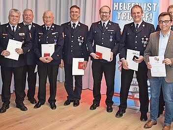 Ausgezeichnet wurden im Beisein von (von links) Landrat Klaus L&ouml;ffler und Kreisbrandinspektor Harald Schnappauf: Kreisbrandinspektor Matthias Schuhb&auml;ck, Hans Schneider, Kreisbrandmeister Wolfgang Weidenhammer, Claus H&auml;ublein, Michael Renner, Winfr...