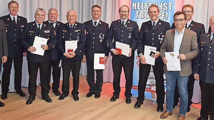 Ausgezeichnet wurden im Beisein von (von links) Landrat Klaus L&ouml;ffler und Kreisbrandinspektor Harald Schnappauf: Kreisbrandinspektor Matthias Schuhb&auml;ck, Hans Schneider, Kreisbrandmeister Wolfgang Weidenhammer, Claus H&auml;ublein, Michael Renner, Winfr...
