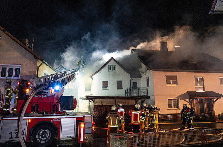 Küps: Scheunenbrand greift auf zwei Häuser über - Zwei Verletzte