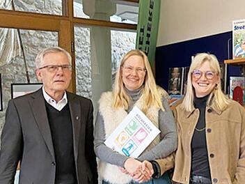 Pfarrer Bernhard &Ouml;chsner (von links), Christine Wirsing und Sandra Koch freuen sich &uuml;ber die Auszeichnung.