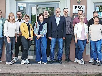 &Auml;rztliche Teilnehmer/innen mit Gesch&auml;ftsf&uuml;hrer Dr. Matthias Wagner und Nadine Ruppert (von rechts, beide RSG) sowie Kursleiter Dr. Thomas Wei&szlig; (Mitte).