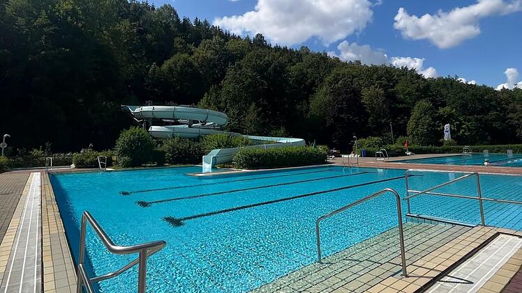 Die Becken des Freibads "Sommerbad Wirsberg"
