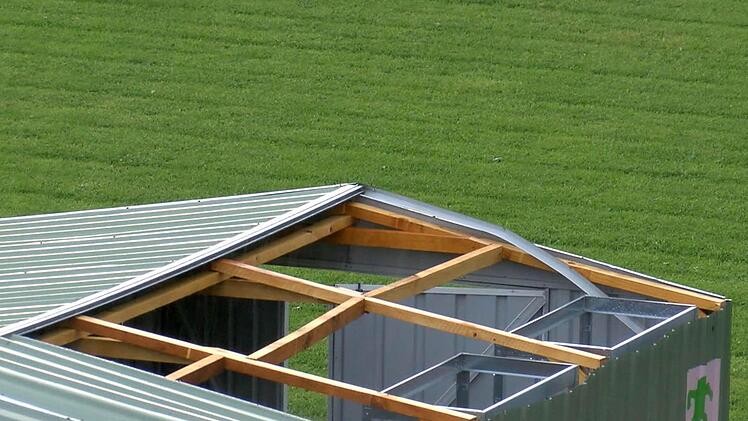 Abgedeckter Geraeteschuppen der Grundschule von Neunkirchen. Foto: News5 / Herse
