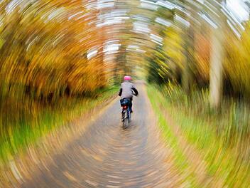 Zu 2400 Euro Geldstrafe wurde ein 49-jähriger Mann verurteilt, weil er betrunken mit dem Fahrrad unterwegs war. Symbolbild: Julian Stratenschulte/dpa