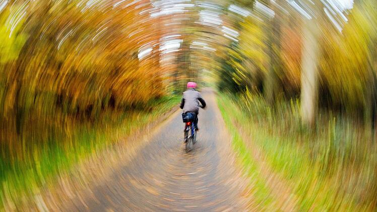 Zu 2400 Euro Geldstrafe wurde ein 49-jähriger Mann verurteilt, weil er betrunken mit dem Fahrrad unterwegs war. Symbolbild: Julian Stratenschulte/dpa