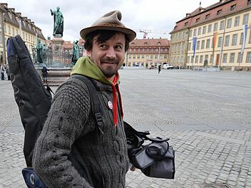 Nun hat Moritz Rabe wieder gut lachen: Ein unbekannter Bamberger hat seine Schulden in Höhe von 1888 Euro bei der Stadt beglichen. Foto: Ronald Rinklef
