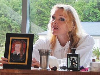 Shakespeare? Cora Chilcott im Glasmuseum.  Foto: Carolin Herrmann