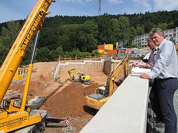 Hier entsteht das neue Parkhaus des Kulmbacher Klinikums: Stellvertretender Geschäftsführer Andreas Hacker (rechts) und technischer Leiter Horst Wettermann sind zufrieden, wie die Großbaustelle läuft. Foto: Stephan Tiroch