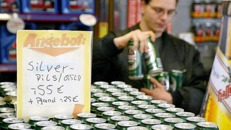 Ein Mann will in einer Tankstelle in Hof Bier kaufen und wird dann mit dem Messer bedroht. Symbolbild: Andreas Lander dpa/lah