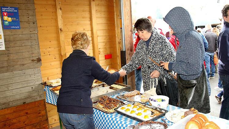 Kuchenverkauf in der Feuerwehr-Garage - ein Programmteil des Grüber Wochenmarktes, an dem sich die Geister scheiden. Foto: Michael Stelzner