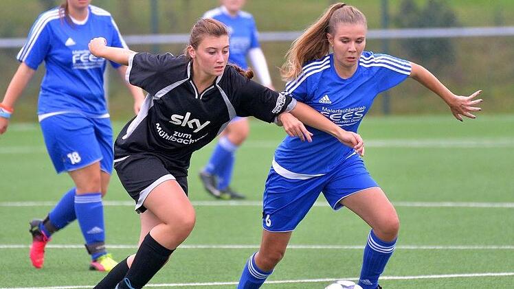 ASV Weisendorf - TSV Drügendorf: Die Heimelf um Lea Maschke (rechts) machte es nach einer starken ersten Halbzeit noch einmal spannend, feierte am Ende aber den zweiten Sieg im zweiten Saisonspiel. Foto: Picturedreams