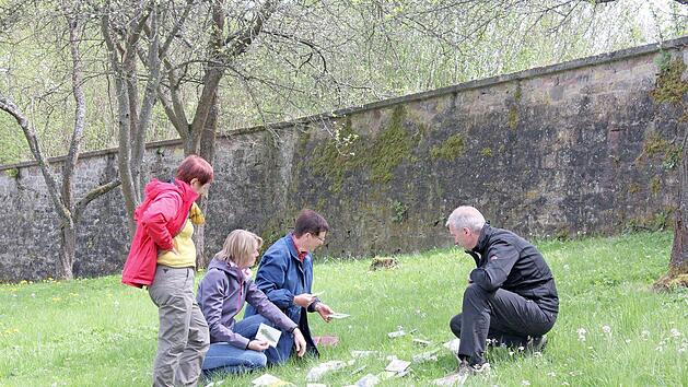 Otmar Dietz (rechts) k&uuml;mmert sich bei der Kloster-Akademie um alles, was mit Natur zu tun hat.  Foto: Matthias Guck