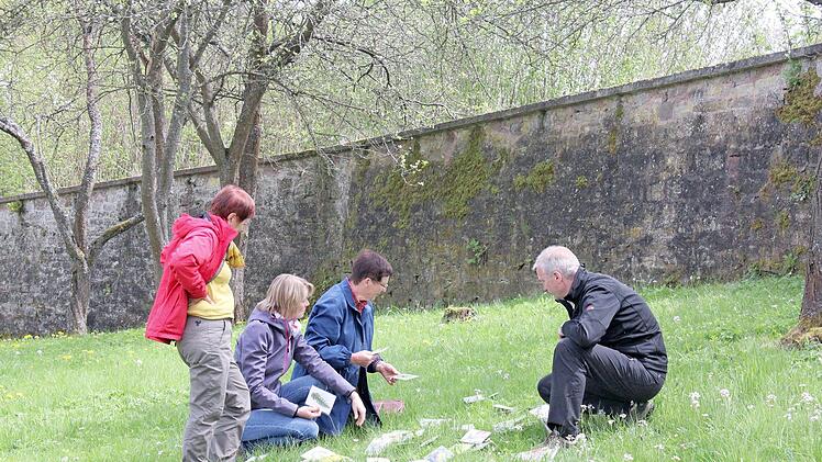 Otmar Dietz (rechts) kümmert sich bei der Kloster-Akademie um alles, was mit Natur zu tun hat.  Foto: Matthias Guck